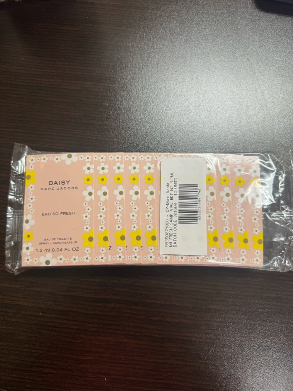 Marc Jacobs Daisy Eau So Fresh Sample Card in Pink with Yellow Accents 12 pack